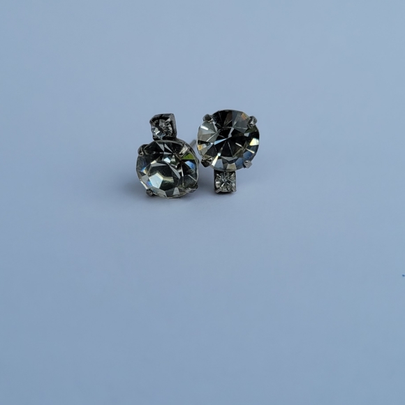 Two diamond stud earrings - Picture 3 of 3